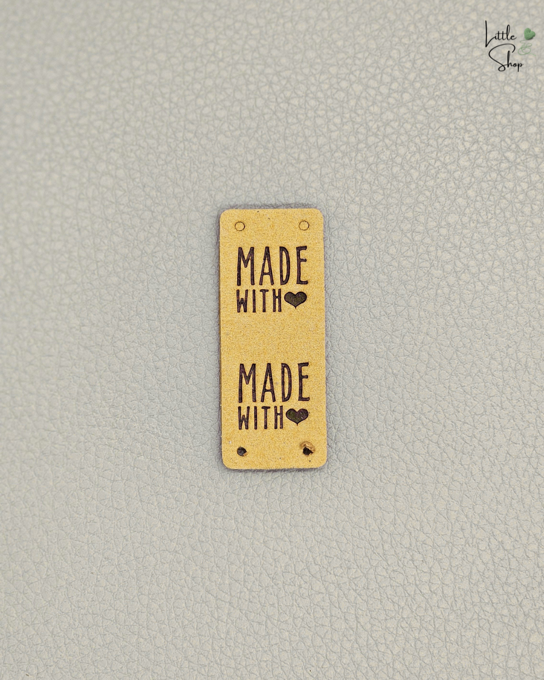 Gelbes Klapplabel in Velouroptik mit dem Schriftzug "Made with ❤️"