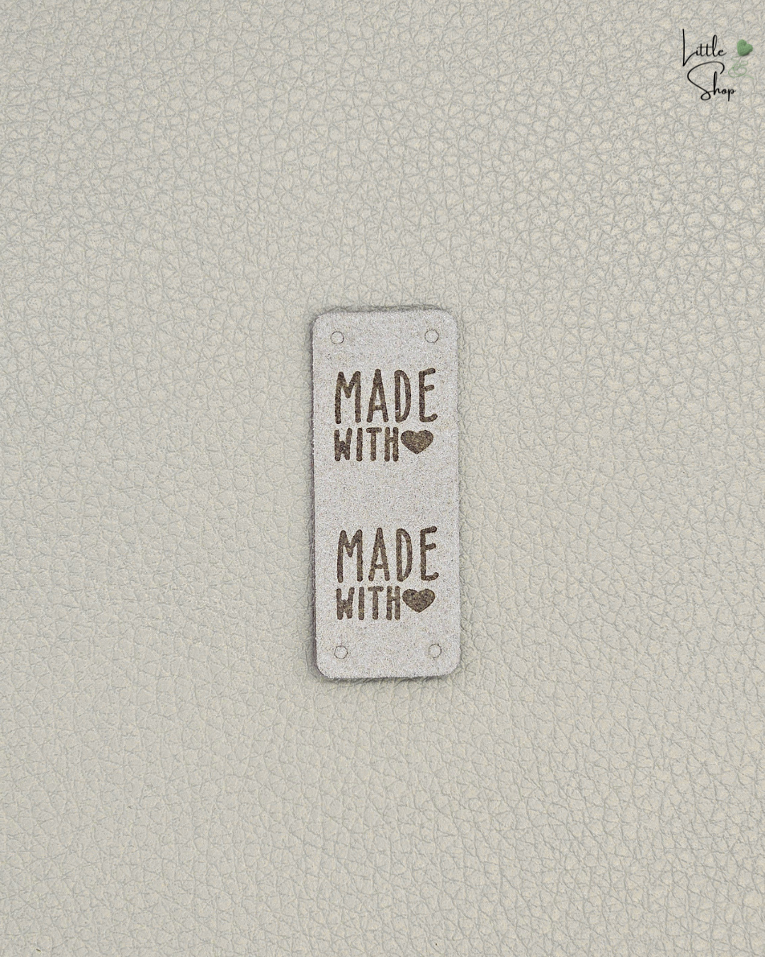 Greiges Klapplabel in Velouroptik mit dem Schriftzug "Made with ❤️"