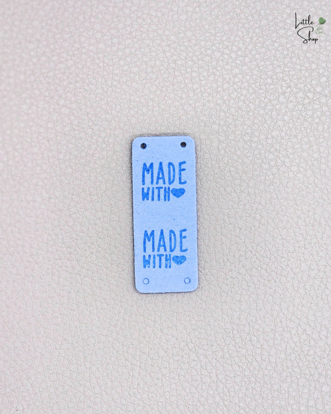 Hellblaues Klapplabel in Velouroptik mit dem Schriftzug "Made with ❤️"