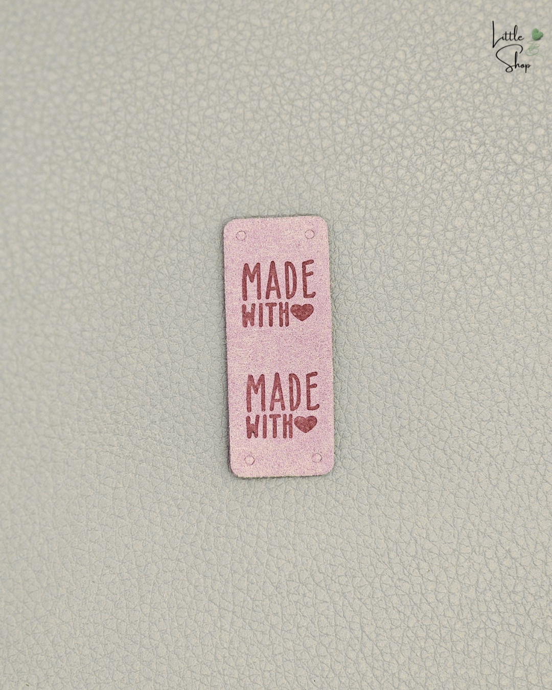 Lachsfarbenes Klapplabel in Velouroptik mit dem Schriftzug "Made with ❤️"