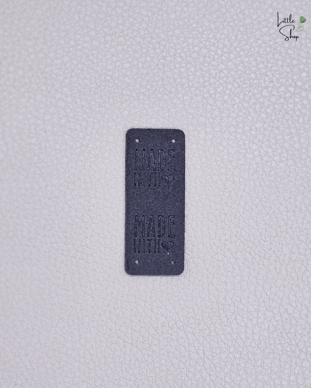 Schwarzes Klapplabel in Velouroptik mit dem Schriftzug "Made with ❤️"