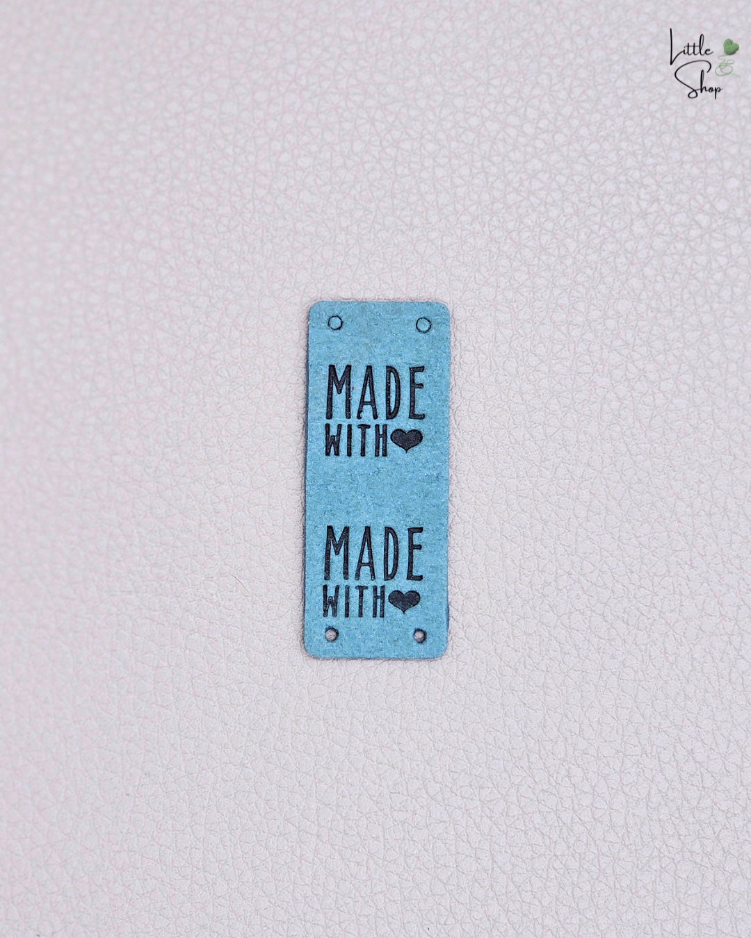 Seegrünes Klapplabel in Velouroptik mit dem Schriftzug "Made with ❤️"
