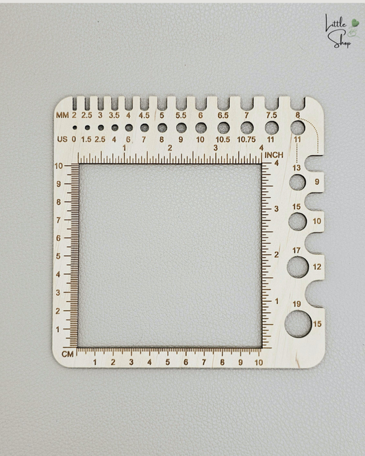 Vielseitig einsetzbares Nadelmass für Strick- und Häkelnadeln aus Holz. In der Mitte ist eine Fläche von 10 x 10 cm ausgepart, um darin die Maschenprobe auszuzählen.